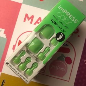 Press-On Toe Nails in Neon Green